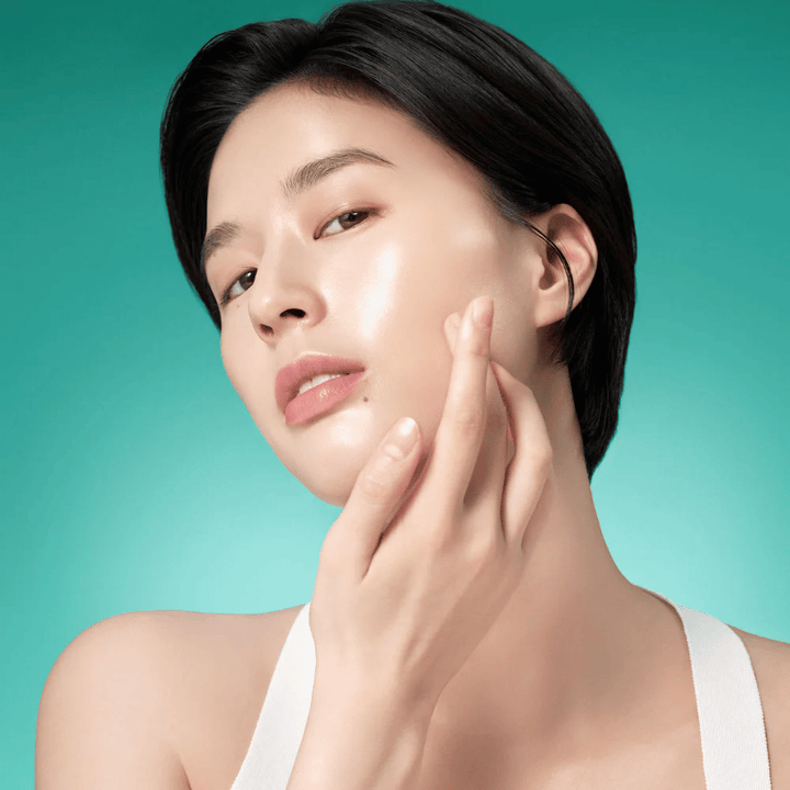 Žena so žiarivou pokožkou po použití Purito Mighty Bamboo Panthenol Serum – upokojujúce a hydratačné sérum, ktoré posilňuje kožnú bariéru.