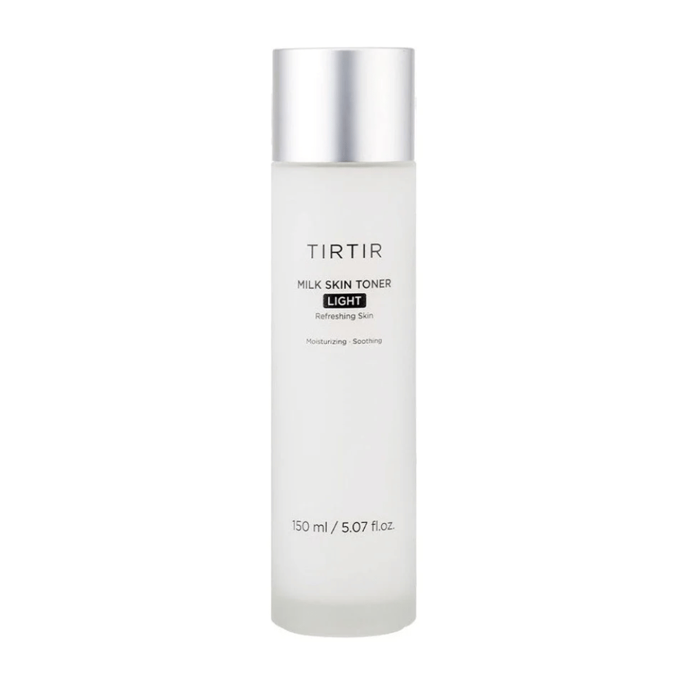 Obrázok produktu starostlivosti o pleť od TIRTIR, "Milk Skin Toner Light". Fľaša je biela a elegantná s textom, ktorý opisuje toner ako osviežujúci, hydratačný a upokojujúci. Obsah je 150 ml alebo 5,07 fl. oz.