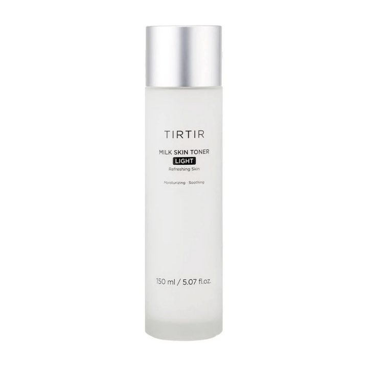 Obrázok produktu starostlivosti o pleť od TIRTIR, "Milk Skin Toner Light". Fľaša je biela a elegantná s textom, ktorý opisuje toner ako osviežujúci, hydratačný a upokojujúci. Obsah je 150 ml alebo 5,07 fl. oz.