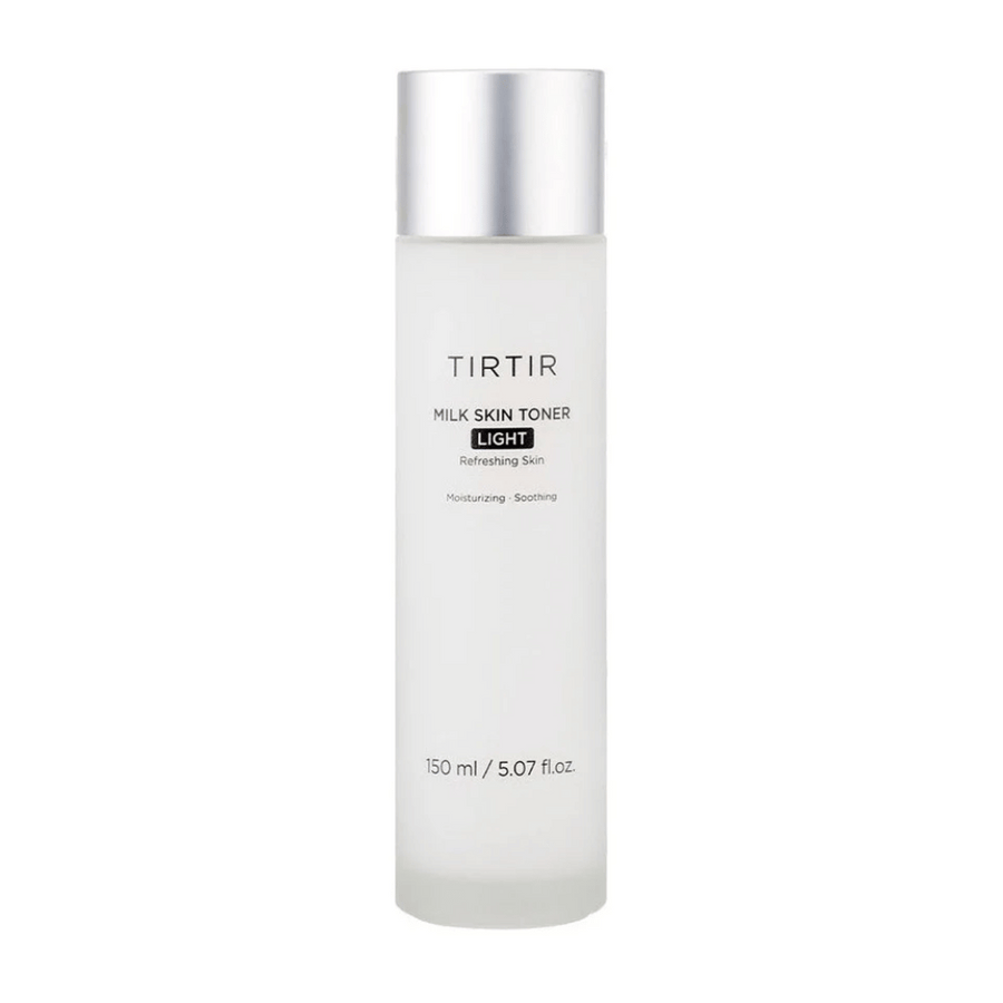 Obrázok produktu starostlivosti o pleť od TIRTIR, "Milk Skin Toner Light". Fľaša je biela a elegantná s textom, ktorý opisuje toner ako osviežujúci, hydratačný a upokojujúci. Obsah je 150 ml alebo 5,07 fl. oz.
