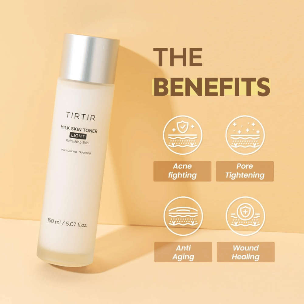 Obrázok produktu "TIRTIR Milk Skin Toner Light" na žltom pozadí s textom "THE BENEFITS". Fľaša je prezentovaná s ikonami, ktoré zdôrazňujú jej vlastnosti: bojuje proti akné, sťahuje póry, proti starnutiu a lieči rany.
