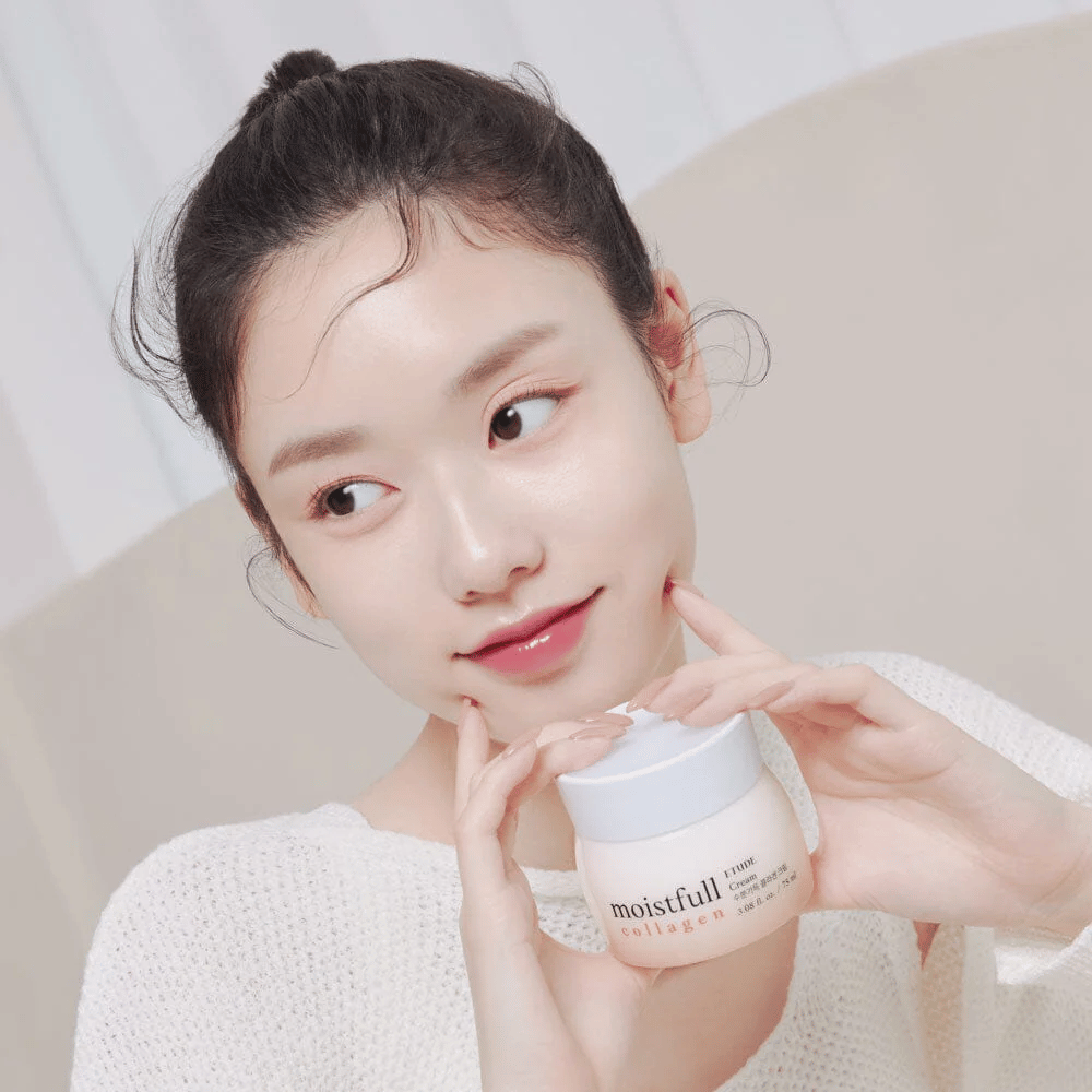 Žena drží pohár "Moistfull Collagen Cream", biele tričko, úsmev.