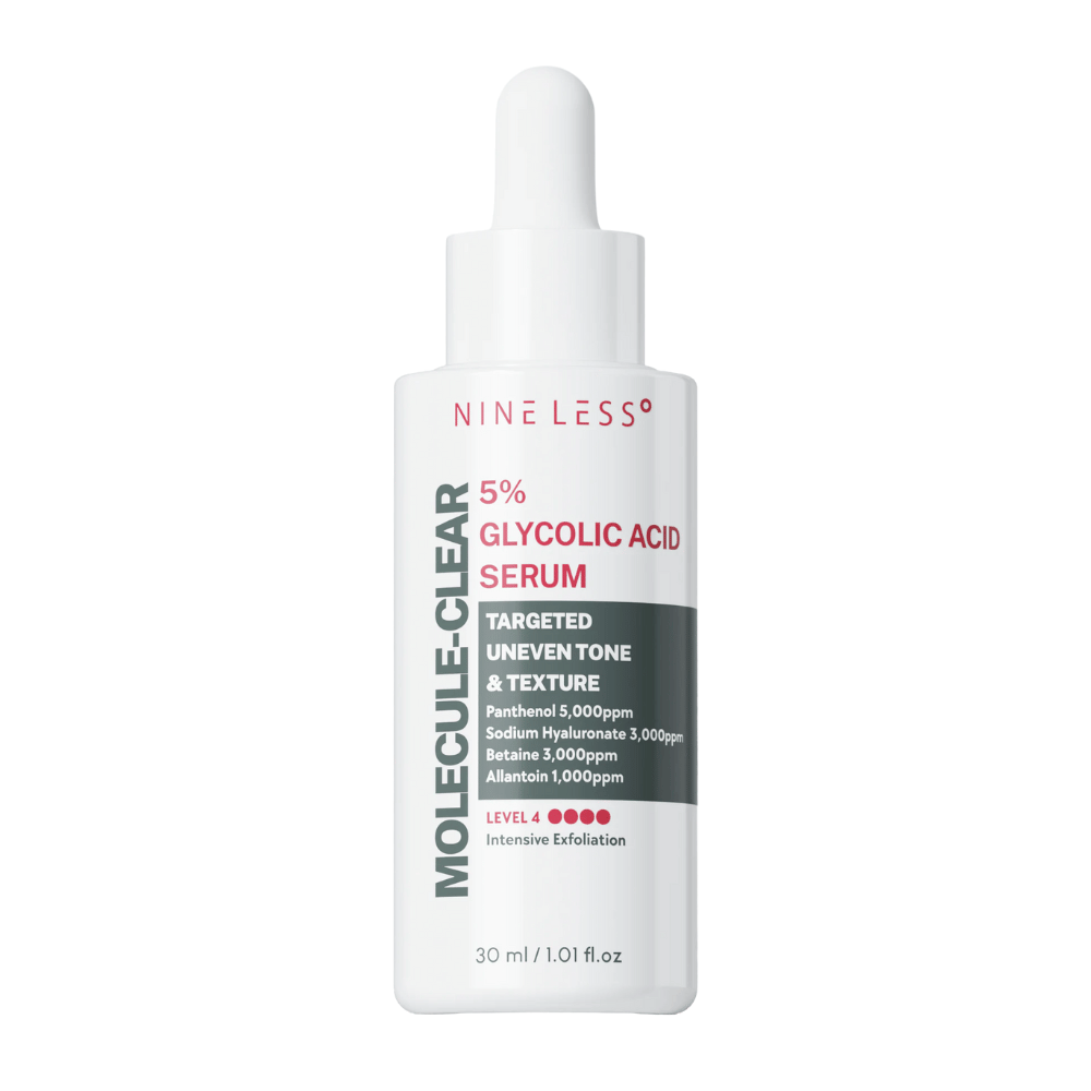 Nine Less Molecule-Clear 5% Glycolic Acid Serum v bielej fľaši s pipetou, 30 ml. Exfoliačné sérum pre nerovnomerný tón pleti a textúru s pantenolom, kyselinou hyalurónovou, betainom a alantoínom.