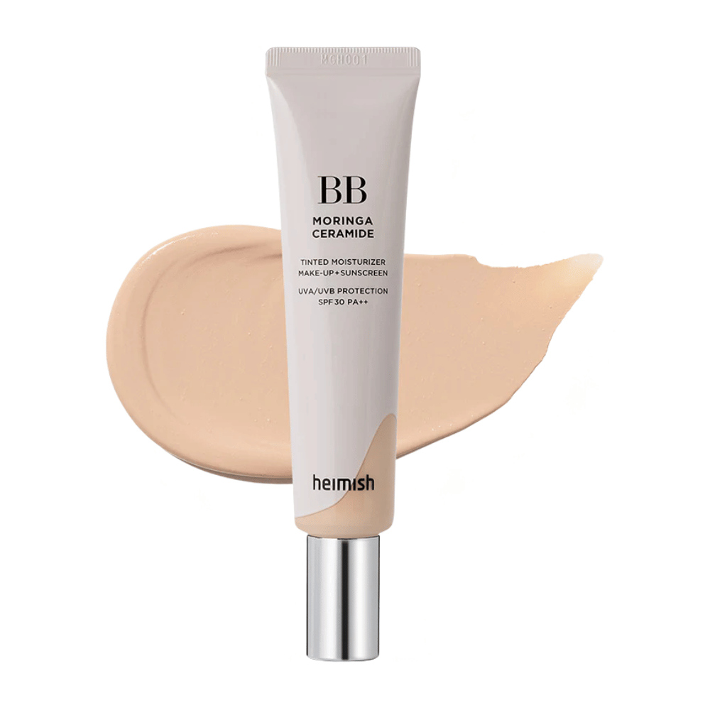 Produktová fotografia Heimish Moringa Ceramide BB Cream pred svetlou vzorkou odtieňa. Obrázok sa zameriava na svetlejší farebný tón a ukazuje jemný, prirodzený finiš, ktorý BB krém dodáva pleti.