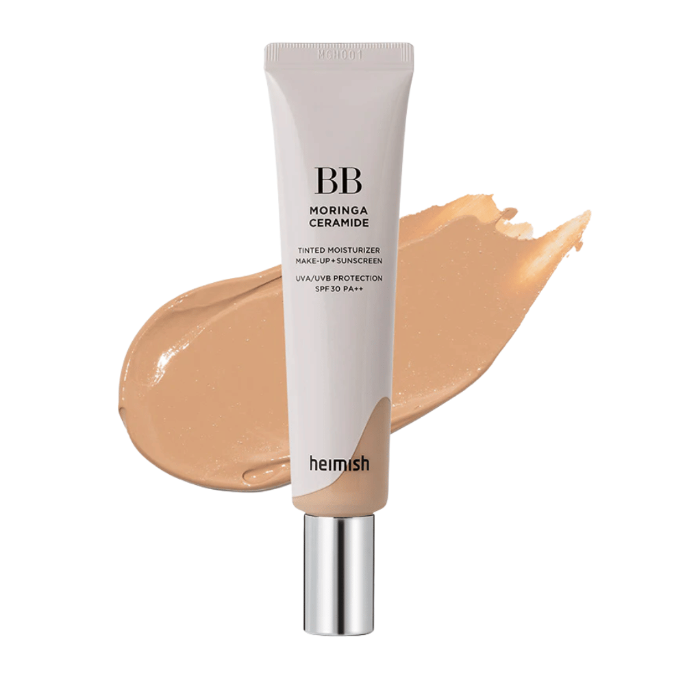 Produktová fotografia Heimish Moringa Ceramide BB Cream pred ťahom béžového BB krému. Obrázok zdôrazňuje stredne tmavý odtieň a hydratačné a zjednocujúce vlastnosti produktu.