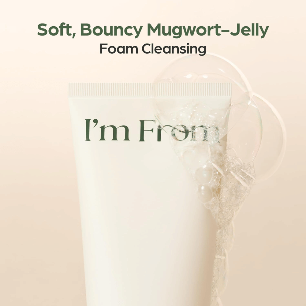 I'm From Mugwort Gel Cleanser s jemnou gélovou konzistenciou, ktorá vytvára čistiacu penu. Detailný záber na béžovú tubu s priehľadnými penovými bublinkami.