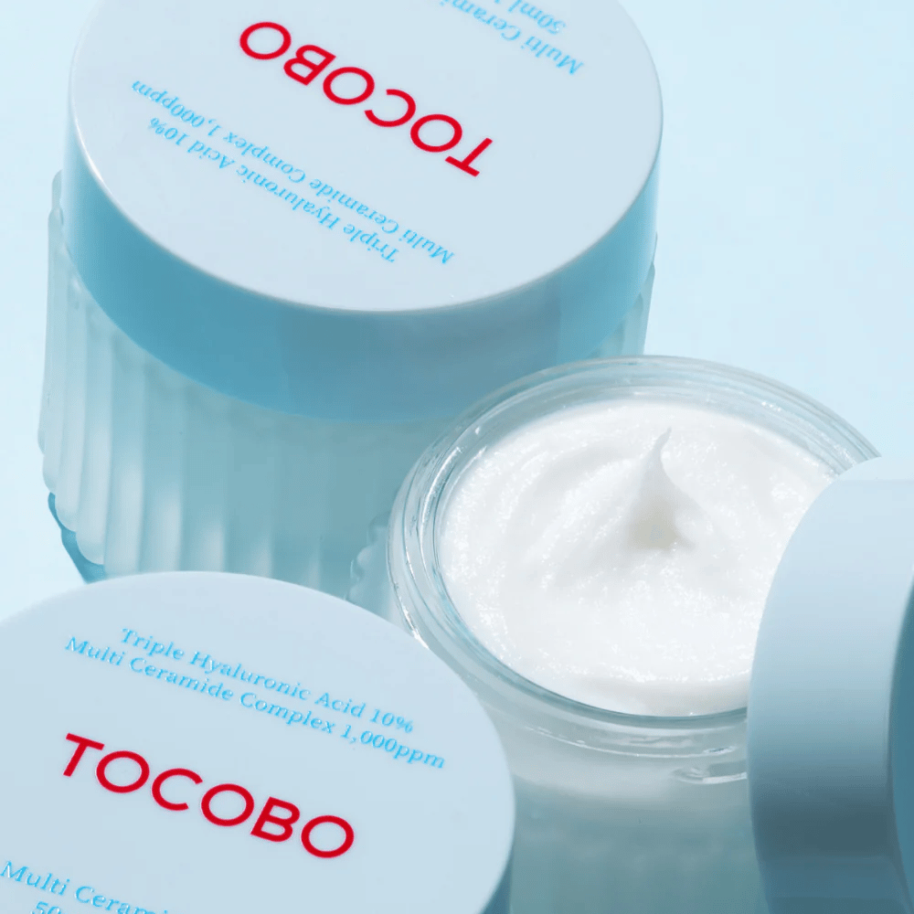 Obrázok zobrazuje "Multi Ceramide Cream" od TOCOBO, ktorý je hydratačný krém s trojitou kyselinou hyalurónovou a komplexom viacerých ceramidov. Produkt je určený na intenzívnu hydratáciu a posilnenie ochrannej bariéry pokožky.