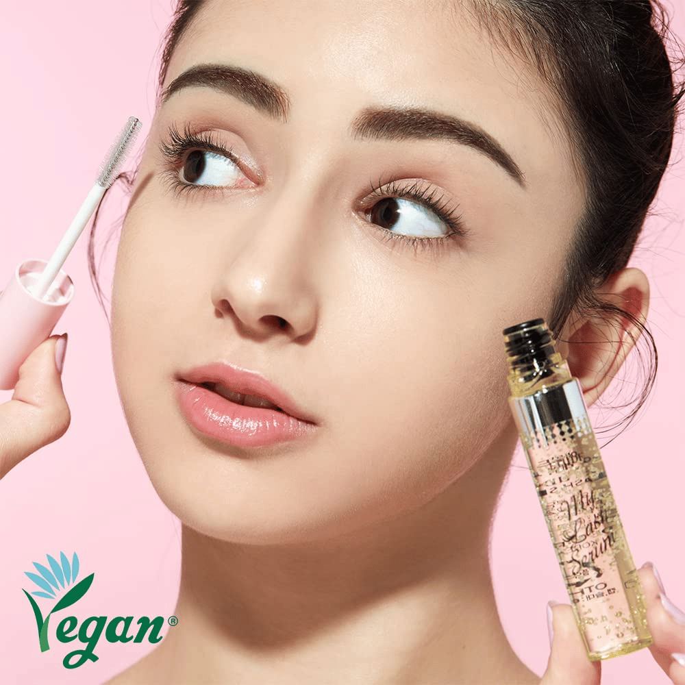 Modelka nanáša vegánske My Lash Serum štetcom na riasy – kórejské sérum na riasy, ktoré posilňuje, ošetruje a podporuje rast rias.