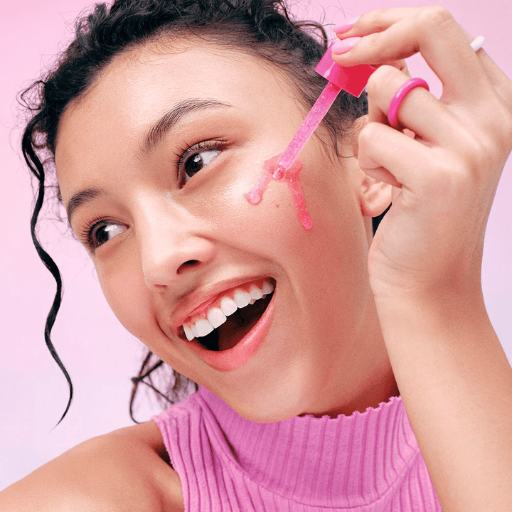 Aplikácia EqualBerry NAD+ Peptide Boosting Serum – žiarivé sérum s NAD+ a peptidmi pre pevnejšiu pokožku