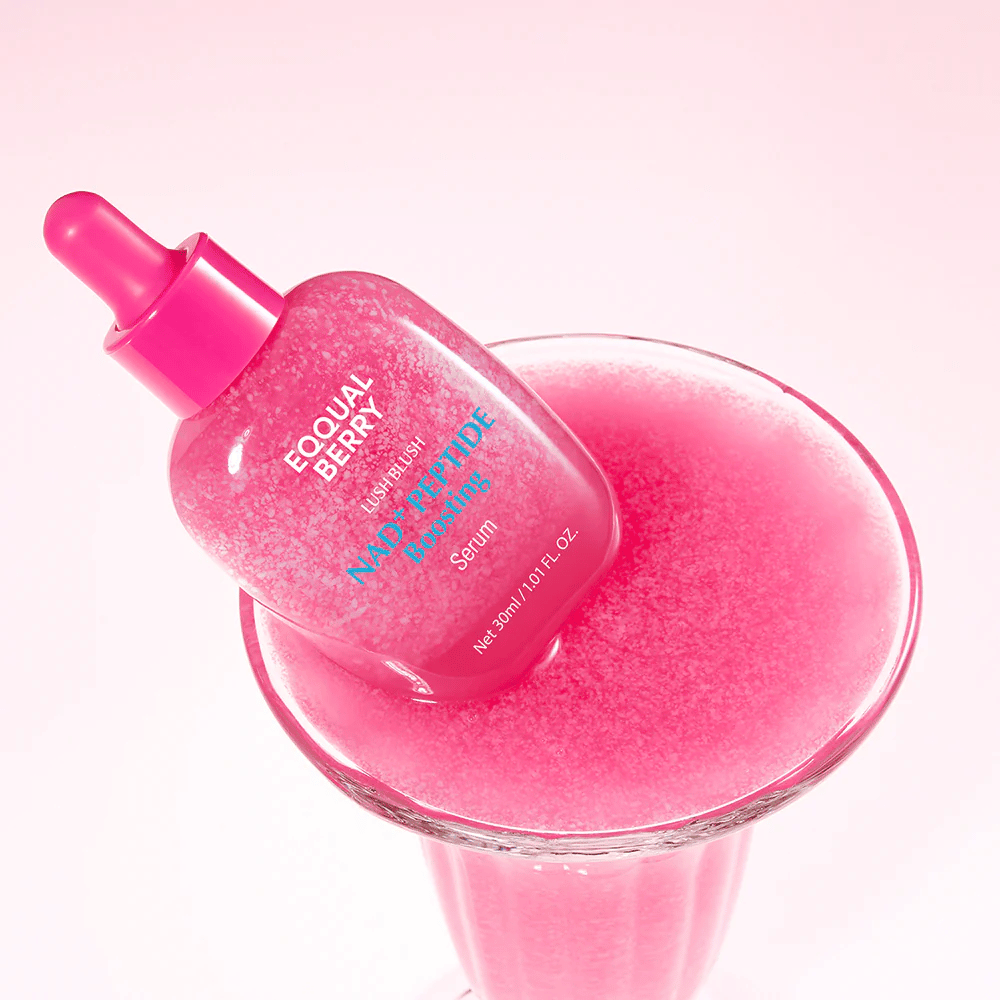 EqualBerry Lush Blush NAD+ Peptide Boosting Serum 30 ml – žiarivé anti-age sérum s peptidmi v kreatívnom produktovom obrázku