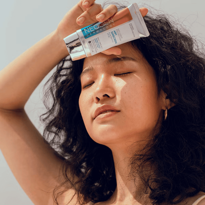 Neogen Dermalogy Day-Light Protection Airy Sunscreen SPF50 50ml – ľahký opaľovací krém so širokospektrálnou UV ochranou, ukázaný pri použití na slnku.
