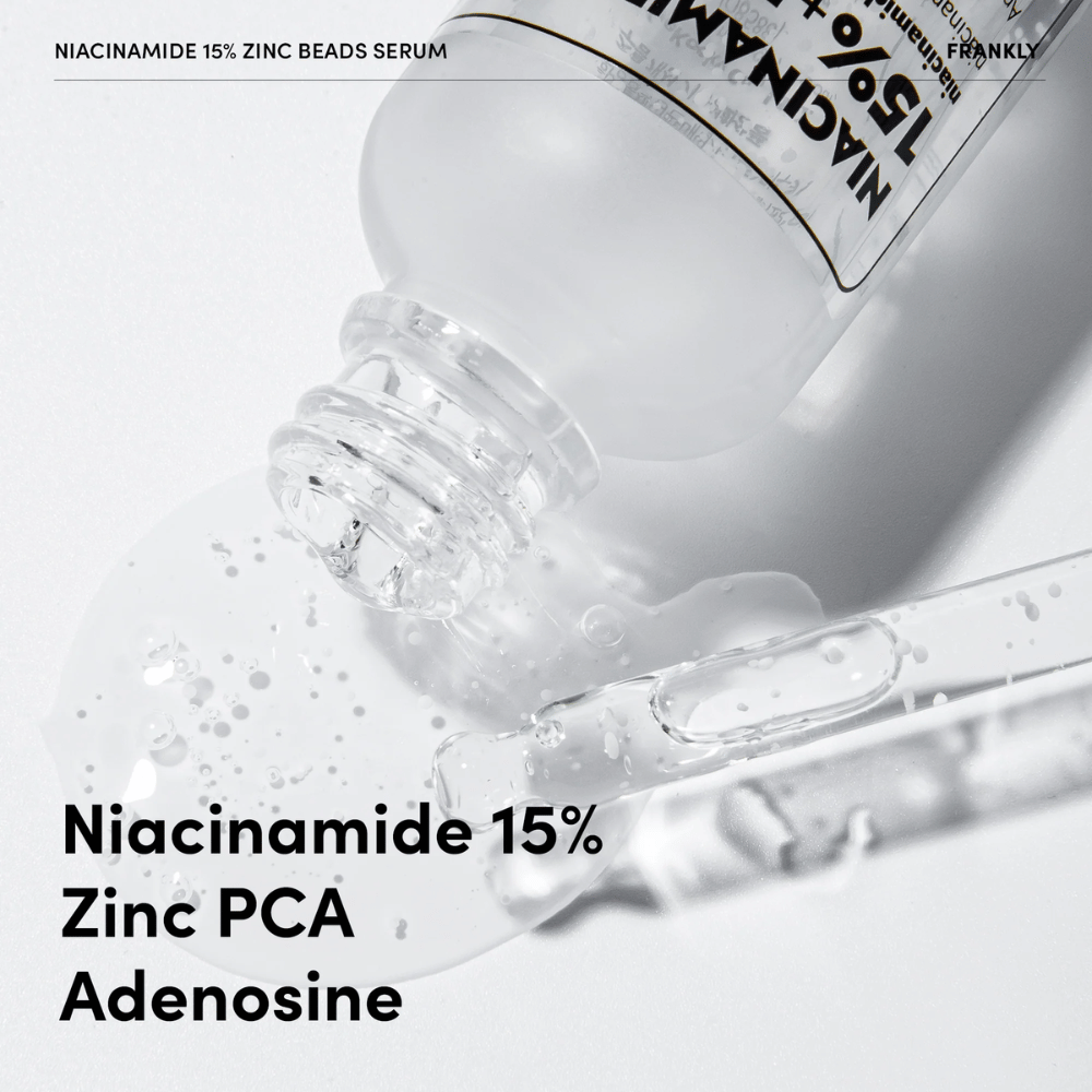 Detailný záber na FRANKLY Niacinamide 15% + Zinc Beads Serum, ktoré sa nalieva. Text zobrazuje zložky: Niacinamide 15 %, Zinc PCA a Adenosine.
