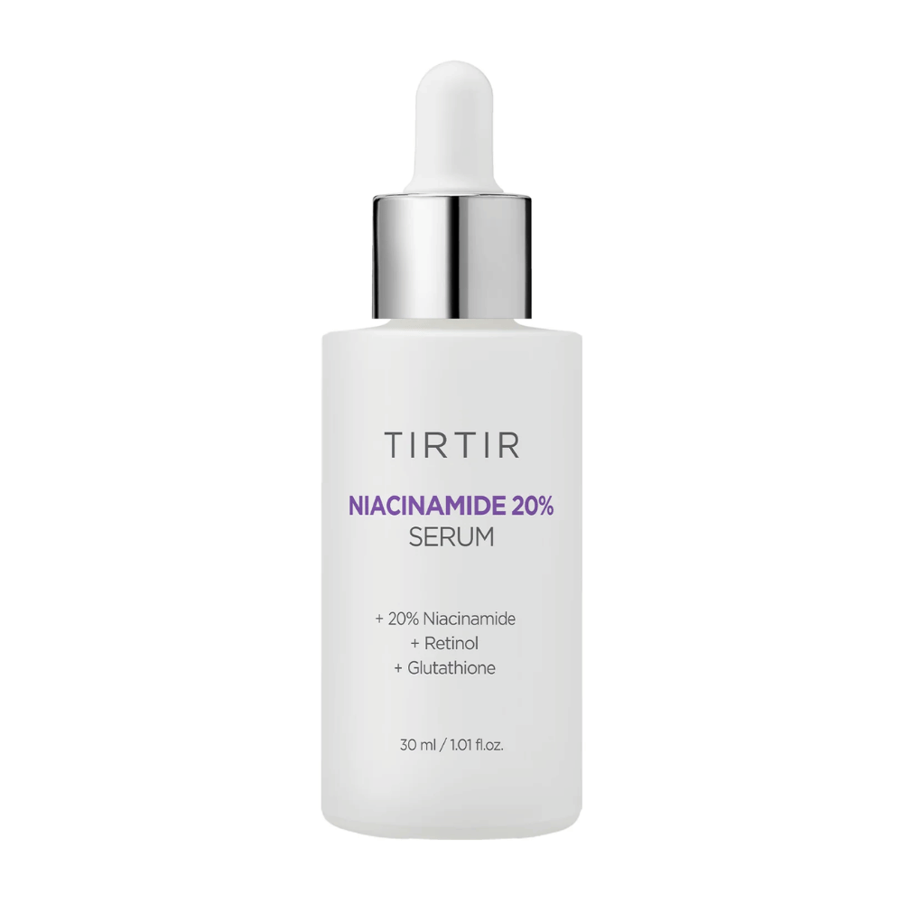 Fľaša s Tirtirs "Niacinamide 20% Serum" stojí na bielom pozadí. Sérum obsahuje 20 % niacínamidu, retinolu a glutatiónu a je navrhnuté na zlepšenie štruktúry pokožky a dodanie žiarivejšej pleti. Obsah fľaše je 30 ml.