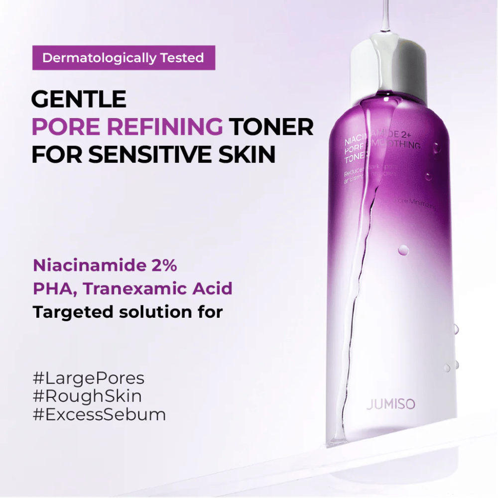 Marketingový obrázok tonera s textom o tom, že produkt je dermatologicky testovaný a prispôsobený citlivej pleti. Dôraz sa kladie na zjemnenie pórov, kontrolu mazu a exfoliáciu pomocou niacínamidu, PHA a tranexámovej kyseliny.