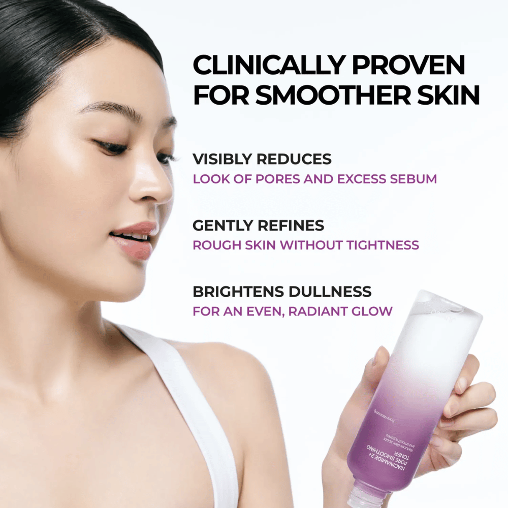 Modelka držiaca JUMISO Niacinamide 2+ Pore Smoothing Toner vedľa tváre. Obrázok zdôrazňuje klinicky preukázanú schopnosť produktu znižovať viditeľné póry, vyrovnávať štruktúru pleti a dodávať pleti väčší jas.
