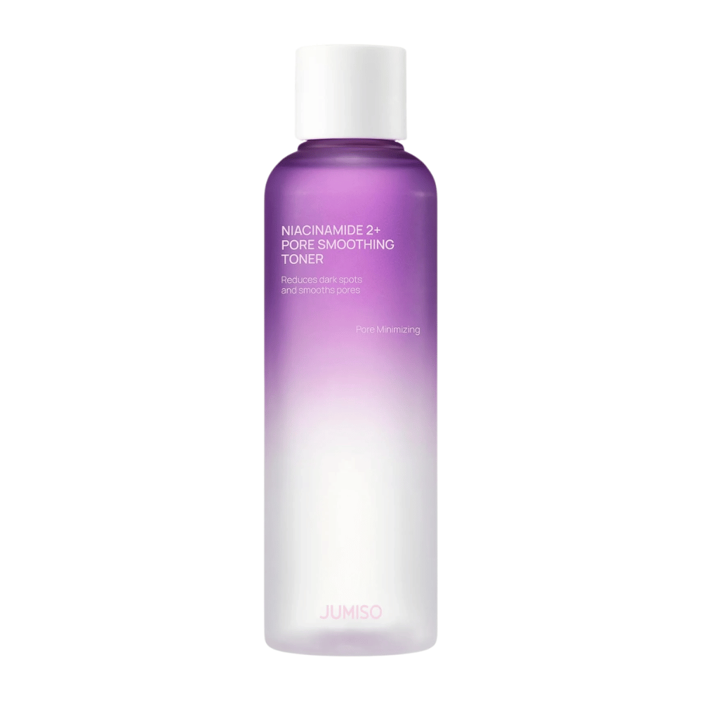 Produktový obrázok JUMISO Niacinamide 2+ Pore Smoothing Toner na svetlom pozadí. Fialová a biela fľaša zdôrazňuje zameranie produktu na zjemnenie pórov, rovnomernejší tón pleti a zníženie viditeľnosti tmavých škvŕn.