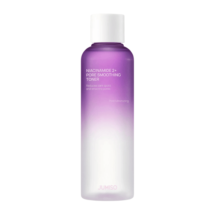 Produktový obrázok JUMISO Niacinamide 2+ Pore Smoothing Toner na svetlom pozadí. Fialová a biela fľaša zdôrazňuje zameranie produktu na zjemnenie pórov, rovnomernejší tón pleti a zníženie viditeľnosti tmavých škvŕn.