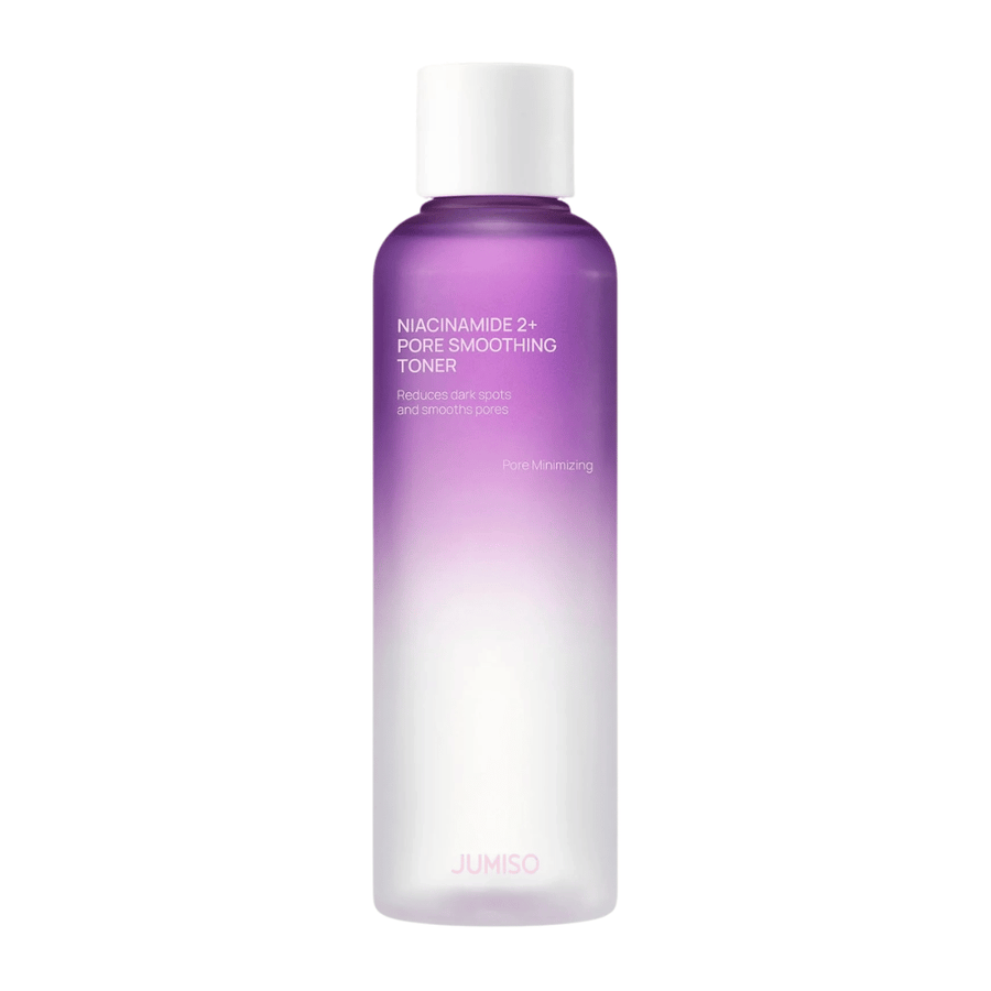 Produktový obrázok JUMISO Niacinamide 2+ Pore Smoothing Toner na svetlom pozadí. Fialová a biela fľaša zdôrazňuje zameranie produktu na zjemnenie pórov, rovnomernejší tón pleti a zníženie viditeľnosti tmavých škvŕn.