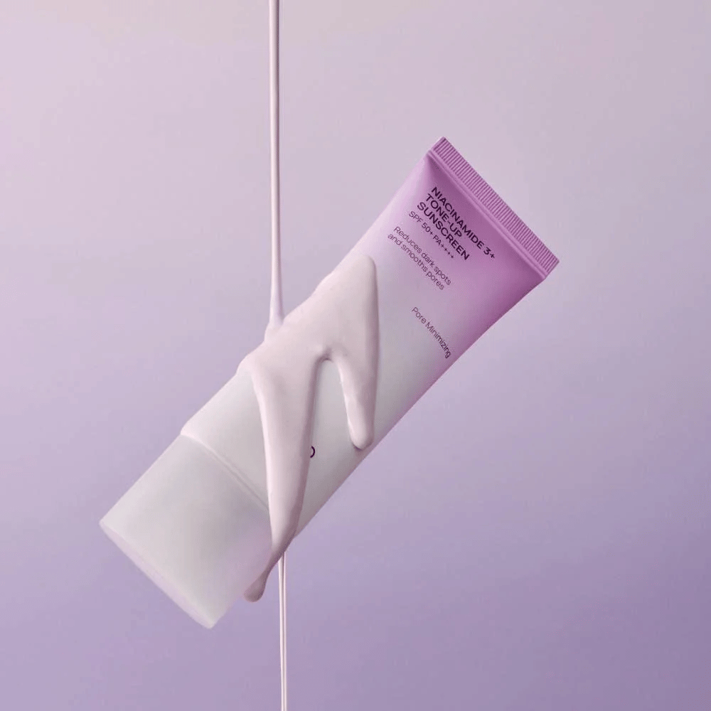 JUMISO Niacinamide 3+ Tone-Up Sunscreen SPF50+ PA++++ s ľahkým zložením, ktoré poskytuje širokospektrálnu UV ochranu a rozjasňujúci tone-up efekt.
