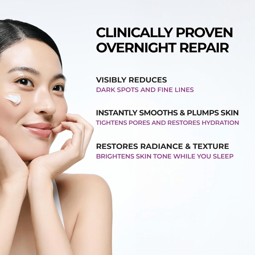 Modelka nanáša JUMISO Niacinamide 5+ Overnight Cream na líce. Obrázok vyzdvihuje ošetrujúce vlastnosti nočného krému na zlepšenie jasu pleti, hydratácie a textúry pleti počas noci.