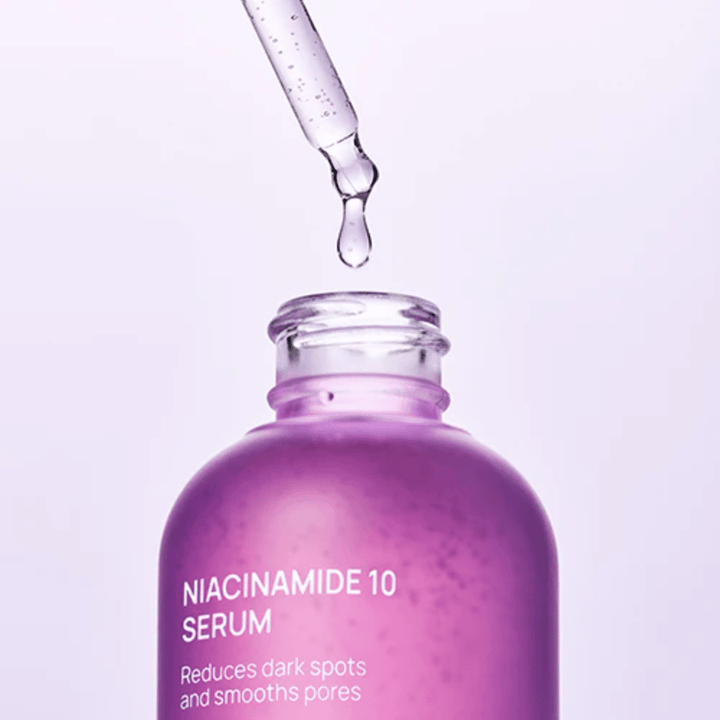 Detailný záber na fľašu a pipetu s Jumiso Niacinamide 10 Serum. Priehľadná kvapka ľahkej formuly, ktorá sa rýchlo vstrebáva do pokožky.