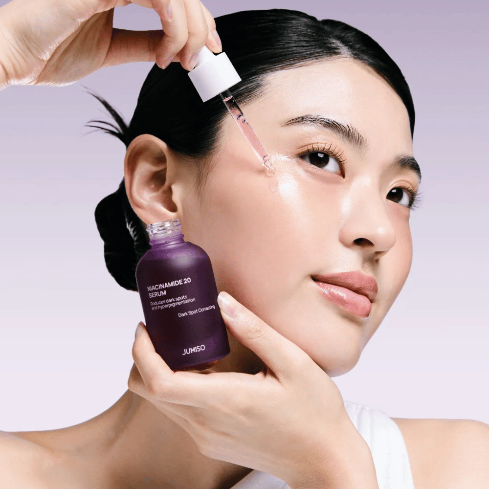 Žena aplikuje Jumiso Niacinamide 20 Serum – rozjasňujúce kórejské sérum, ktoré vyrovnáva tón pleti a znižuje pigmentové škvrny.