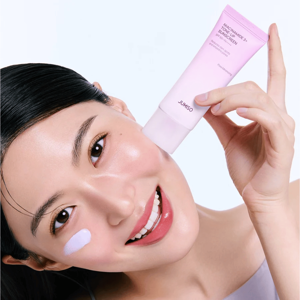 Modelka nanáša JUMISO Niacinamide 3+ Tone-Up Sunscreen SPF50+ PA++++ na UV ochranu, zjednotenie tónu pleti a prirodzený jas.