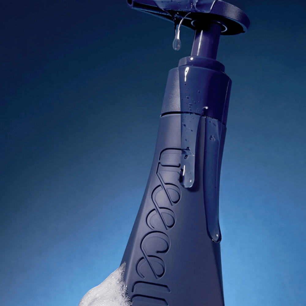 Tmavý a exkluzívny produktový obrázok Treecell Night Collagen Shampoo s kvapkami vody a penou, ktoré zvýrazňujú hydratačné a čistiace vlastnosti.