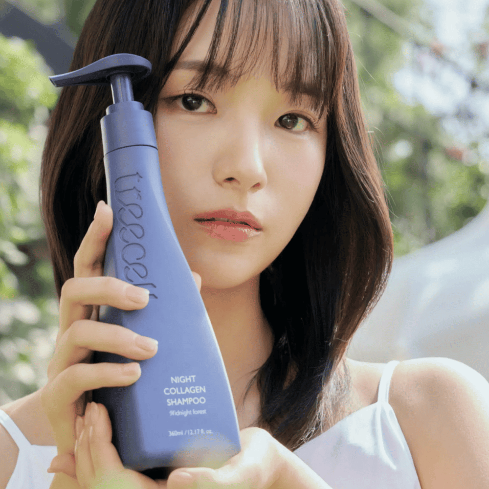 Žena drží Treecell Night Collagen Shampoo Midnight Forest v prirodzenom prostredí. Obrázok sprostredkúva zdravé vlasy, lesk a prémiový dojem so zameraním na starostlivosť o vlasy a pokožku hlavy.