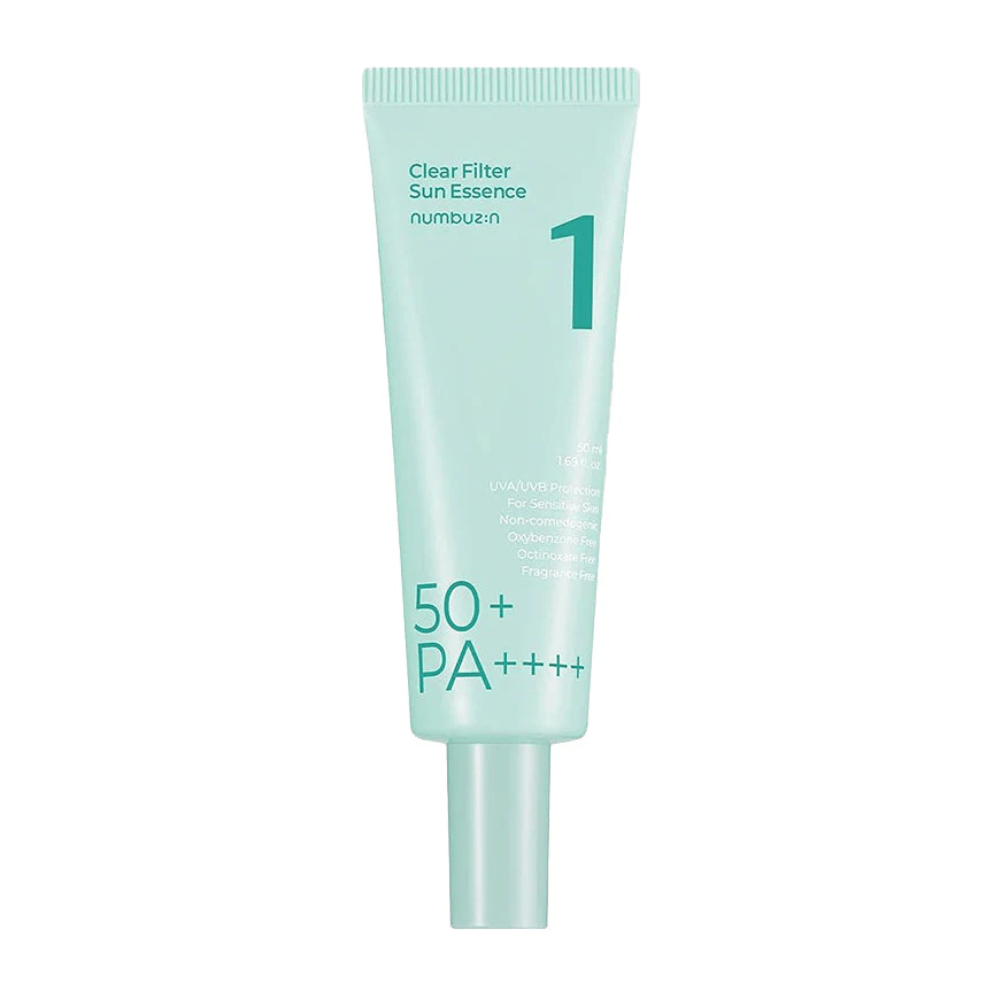 Svetlomodrá tuba s No.1 Clear Filter Sun Essence SPF 50+ PA++++. Je navrhnutá pre citlivú pokožku a ponúka vysokú ochranu proti UVA a UVB lúčom. Produkt je bez komedogénnych zložiek, oxybenzónu, oktinoxátu a parfumu. Tuba obsahuje 50 ml.