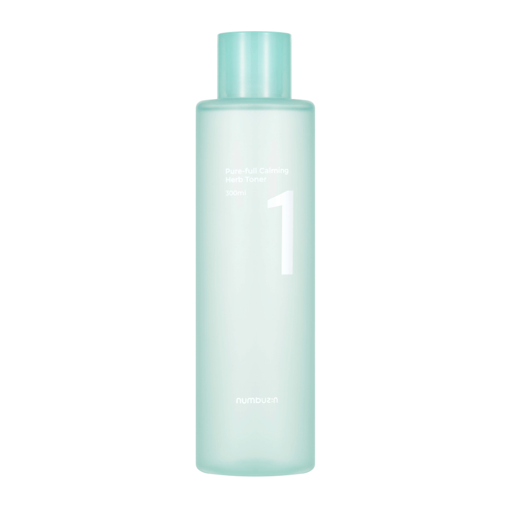 Fľaša s No.1 Pure-Full Calming Herb Toner v priehľadnom svetlomodrom dizajne. Fľaša má svetlomodrý uzáver a etiketu s textom "Pure-full Calming Herb Toner" a "300ml". Produkt má minimalistický vzhľad a pôsobí sviežo a upokojujúco.