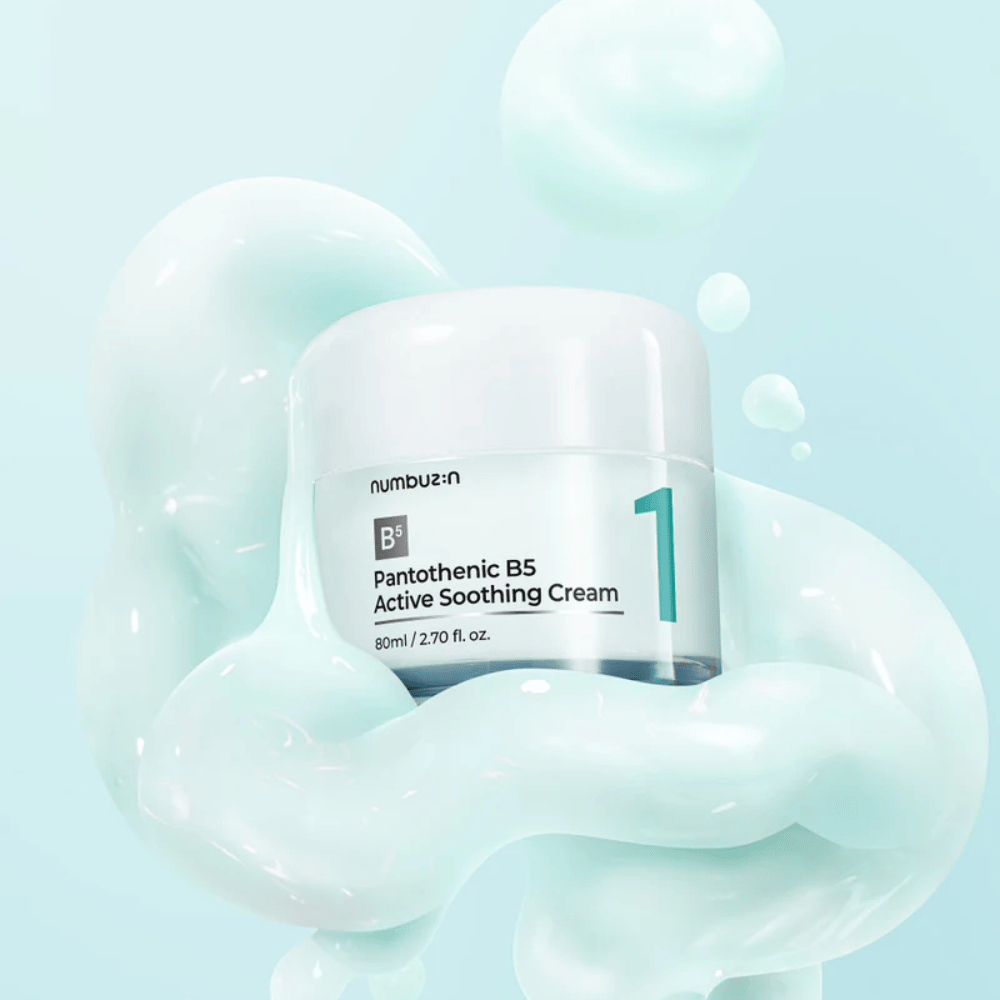 Numbuzin No.1 Pantothenic B5 Active Soothing Cream 80 ml v svetlozelenej nádobe s bielym vrchnákom, obklopená jemnými vlnami svetlozelenej krémovej textúry na svetlomodrom pozadí.