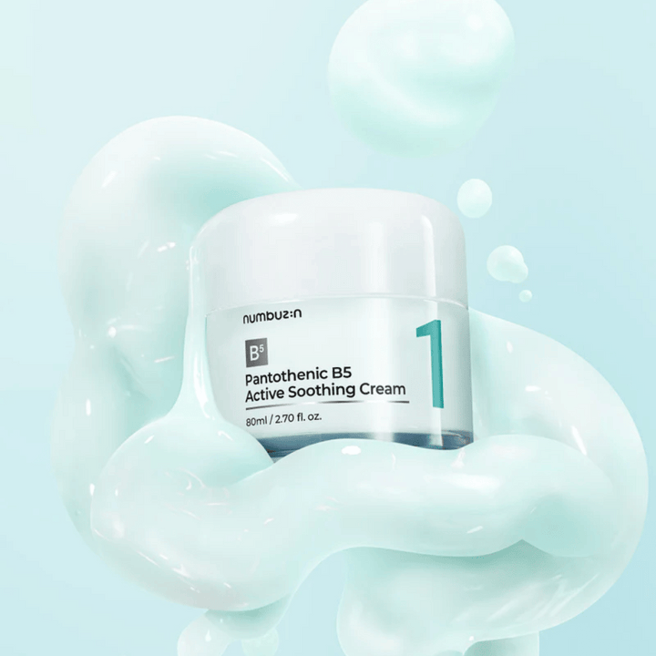 Numbuzin No.1 Pantothenic B5 Active Soothing Cream 80 ml v svetlozelenej nádobe s bielym vrchnákom, obklopená jemnými vlnami svetlozelenej krémovej textúry na svetlomodrom pozadí.