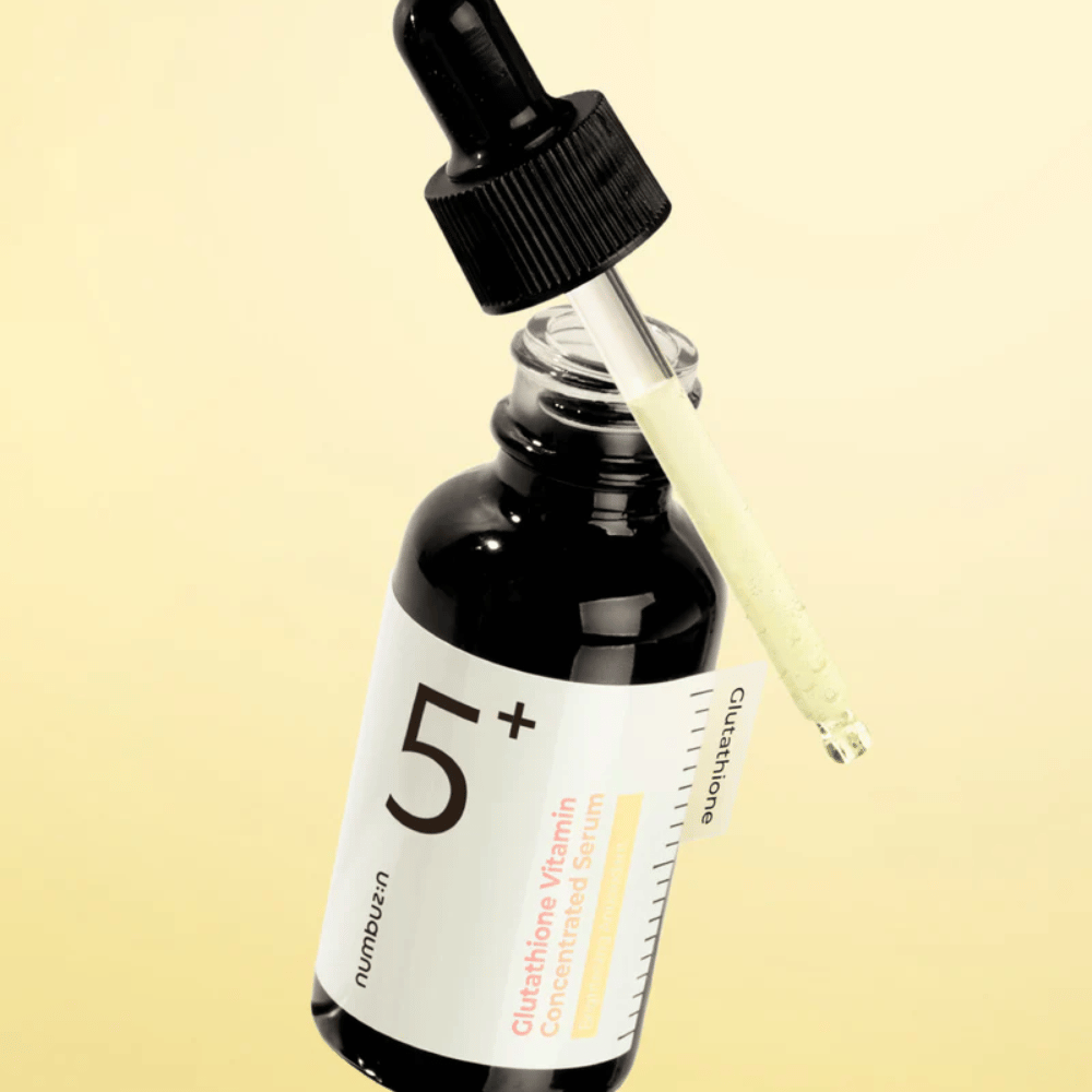 Fľaša s pipetou Numbuzin No.5+ Glutathione Vitamin Concentrated Serum. Ľahká formula pre jasnejšiu a žiarivejšiu pleť.