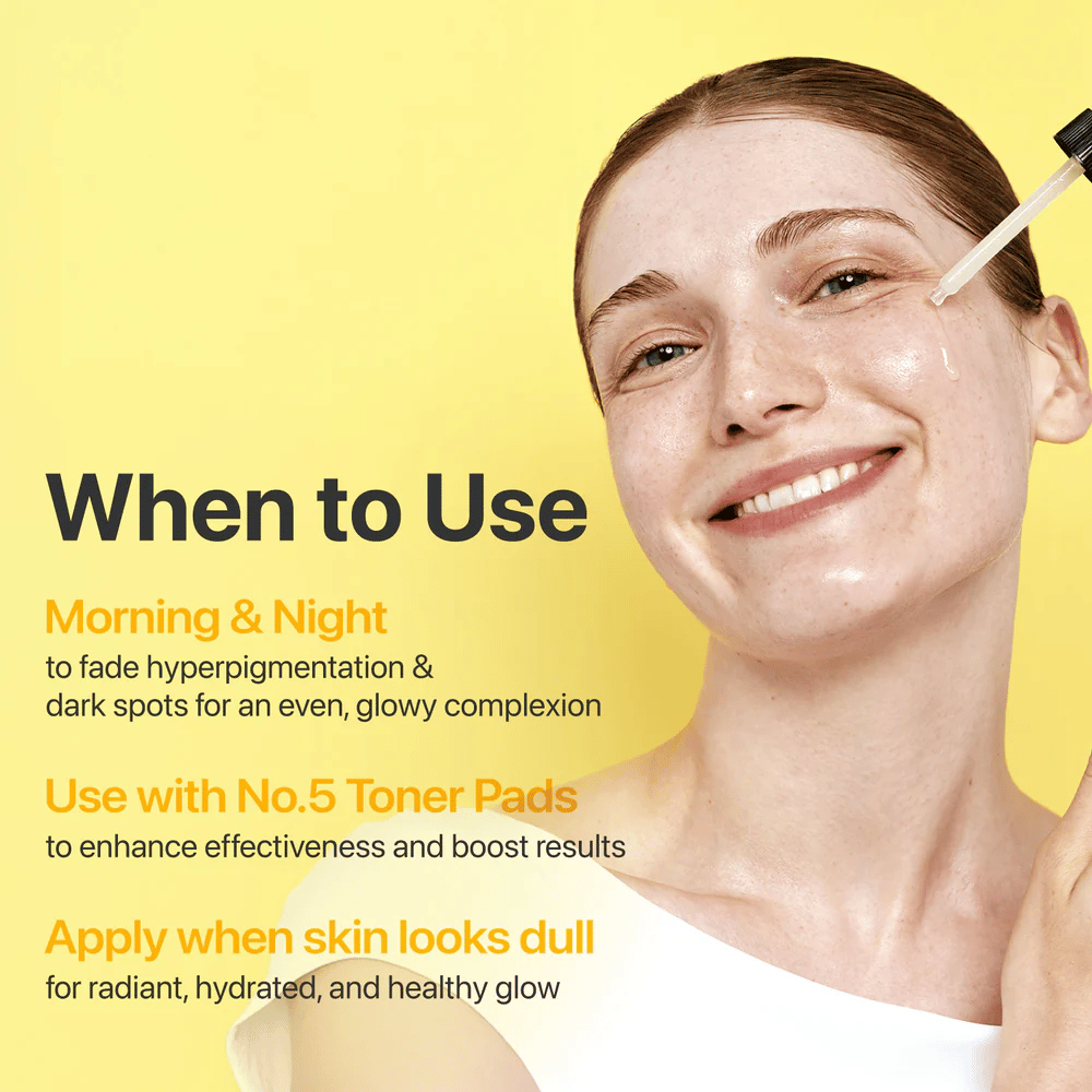 Žena aplikuje Numbuzin No.5+ Glutathione Vitamin Concentrated Serum. Pre rovnomernejší tón pleti a žiarivosť ráno a večer.