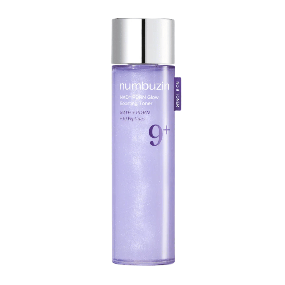Čistý obrázok produktu Numbuzin No.9 NAD+ PDRN Glow Boosting Toner v fialovej fľaši so strieborným uzáverom – pre pevnejšiu a žiarivejšiu pleť.