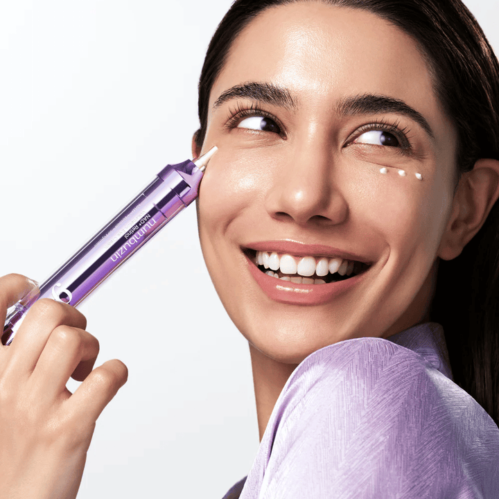 Modelka aplikujúca No.9 NAD+ Retinol Volumetox Eye Cream okolo očí s presnou aplikátorom, pre cielenú starostlivosť proti tmavým kruhom a jemným linkám.