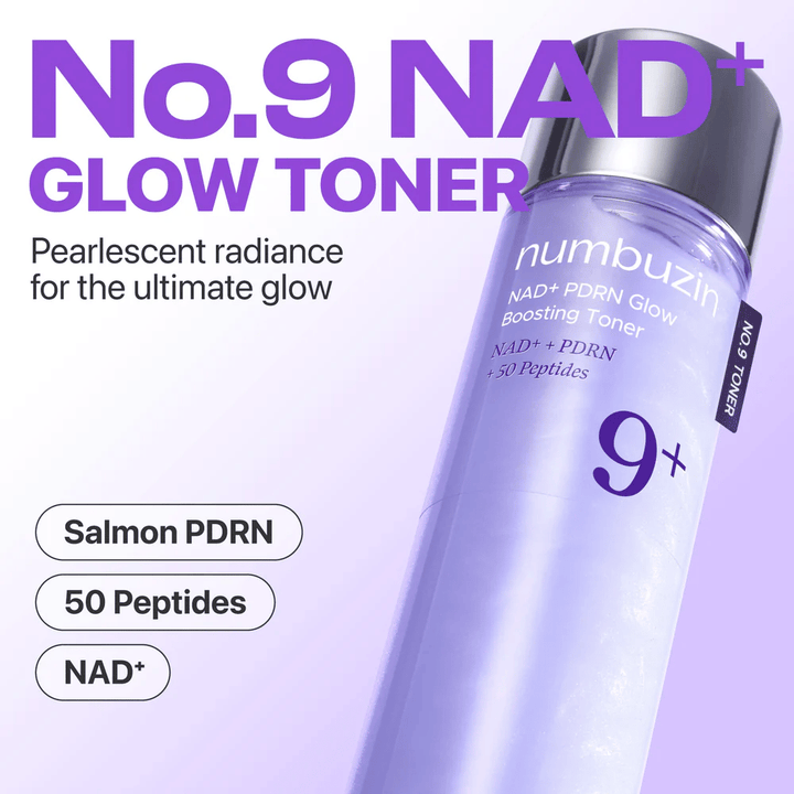 Obrázok produktu Numbuzin No.9 NAD+ Glow Toner vo fialovej fľaši. Text: „Perleťový lesk pre maximálnu žiaru“ s ingredienciami Salmon PDRN, 50 peptidov, NAD+.