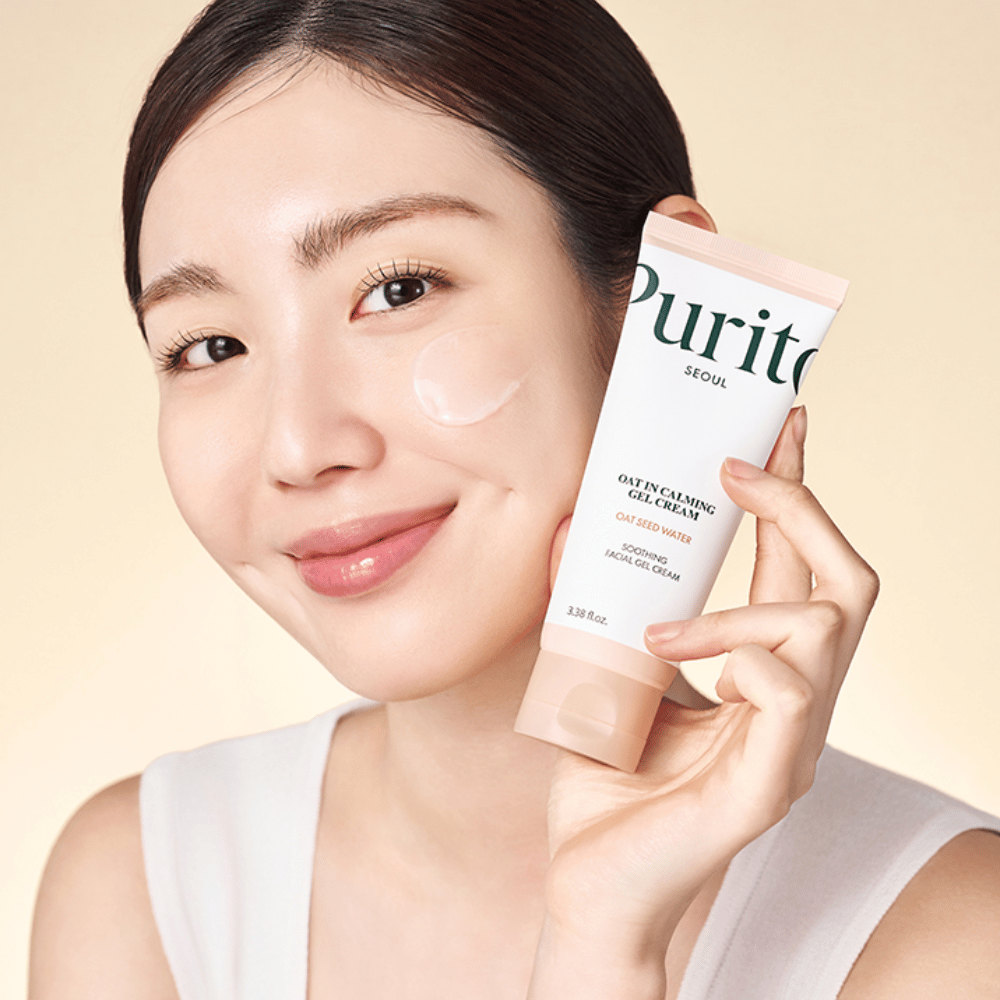 Žena aplikuje Purito Oat-In Calming Gel Cream na tvár. Jemný a hydratačný gélový krém pre citlivú a podráždenú pokožku.