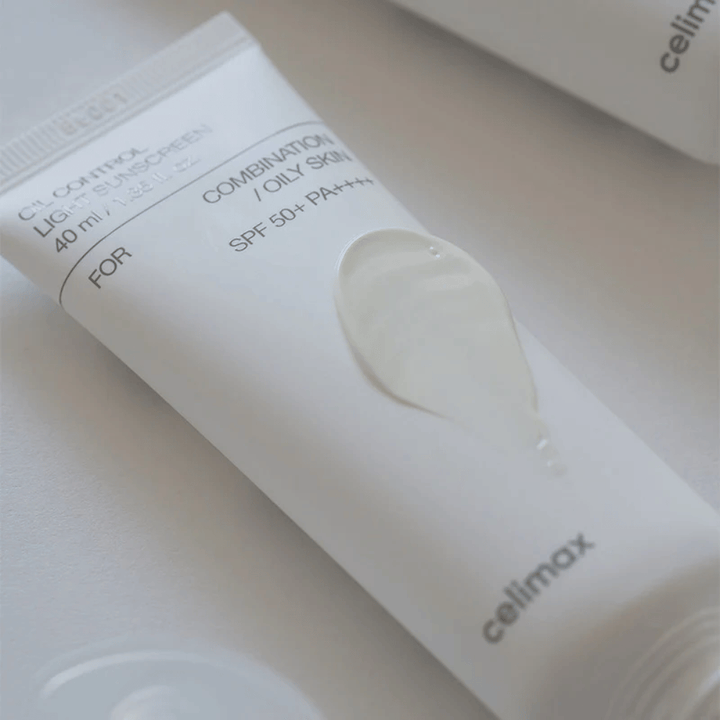 Celimax Oil Control Light Sunscreen SPF 50+ PA++++ s ľahkou gélovo-krémovou textúrou, ktorá sa rýchlo vstrebáva a zanecháva pleť hydratovanú bez lepkavého pocitu