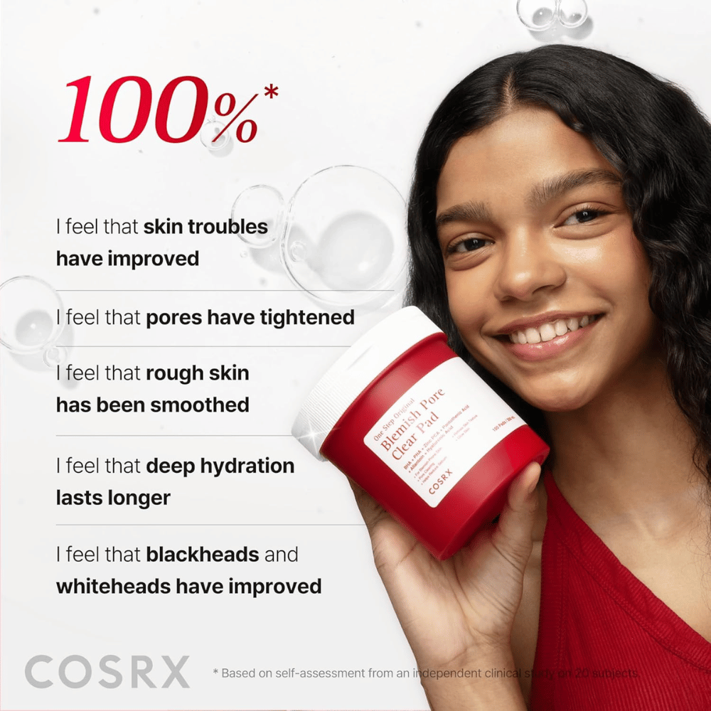 Modelka drží COSRX One Step Original Blemish Pore Clear Pad so zameraním na zlepšenú textúru pleti, póry, hydratáciu a redukované nedokonalosti.