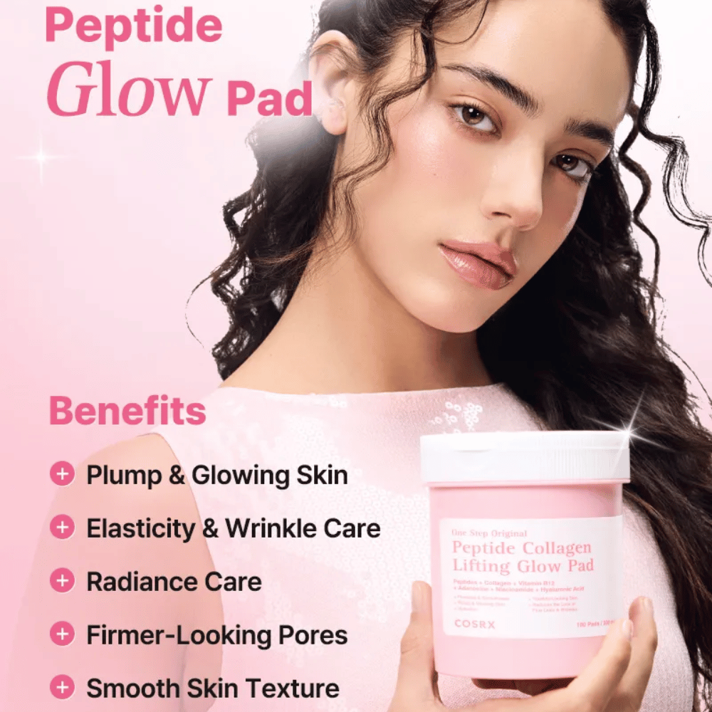 Modelka drží COSRX Peptide Collagen Lifting Glow Pad so zameraním na jas, pevnosť, elasticitu pleti a zlepšenú štruktúru pleti.