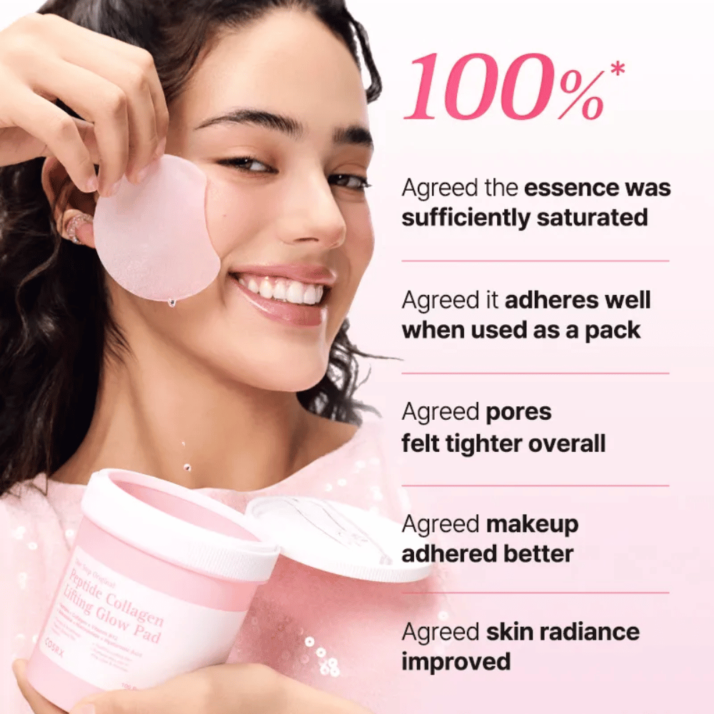 Modelka používa COSRX Peptide Collagen Lifting Glow Pad so zameraním na hydratáciu, jas a zlepšenú elasticitu pleti.