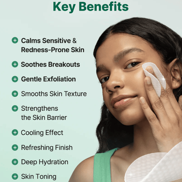 Modelka aplikuje COSRX One Step Original Clear Skin Calming Pad so zameraním na upokojujúci účinok, exfoliáciu a hydratáciu pre citlivú pleť.
