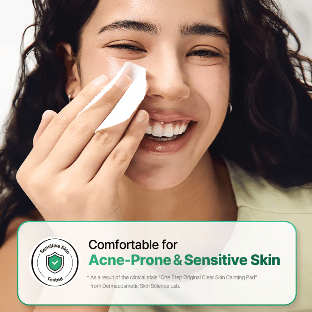 Modelka používa COSRX One Step Original Clear Skin Calming Pad na pokožku so zameraním na citlivú a aknóznu pleť.