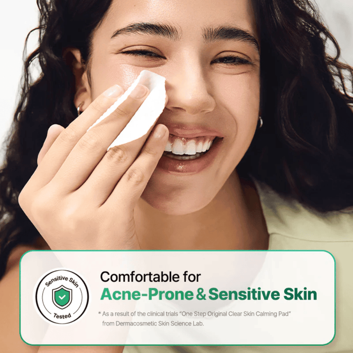 Modelka používa COSRX One Step Original Clear Skin Calming Pad na pokožku so zameraním na citlivú a aknóznu pleť.