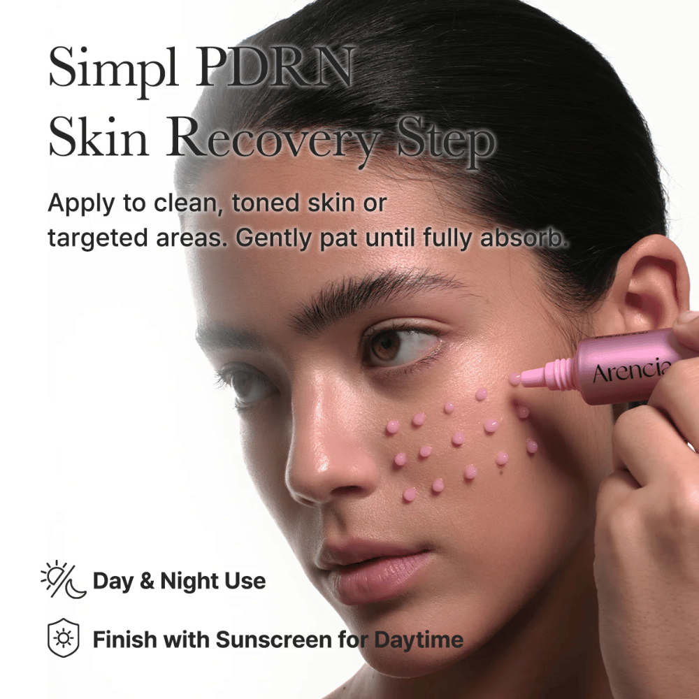 Obrázok použitia, ktorý ukazuje, ako sa Arencia PDRN Booster Shot aplikuje priamo na pleť. Produkt sa používa na vyčistenú a tonizovanú pleť a môže sa používať cez deň aj v noci, pričom cez deň sa odporúča ochrana pred slnkom.