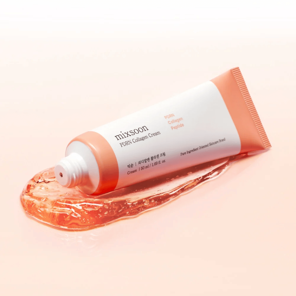Mixsoon PDRN Collagen Cream na jemnom tónovanom pozadí s transparentnou formulou. Produkt poskytuje intenzívnu hydratáciu a zlepšenú štruktúru pokožky.