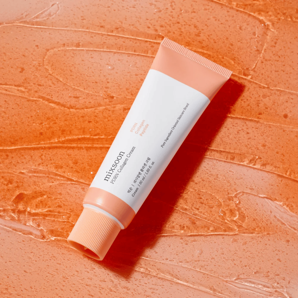 Mixsoon PDRN Collagen Cream leží na lesklom oranžovom pozadí. Výživný pleťový krém s PDRN, kolagénom a peptidmi pre pevnejšiu pokožku.