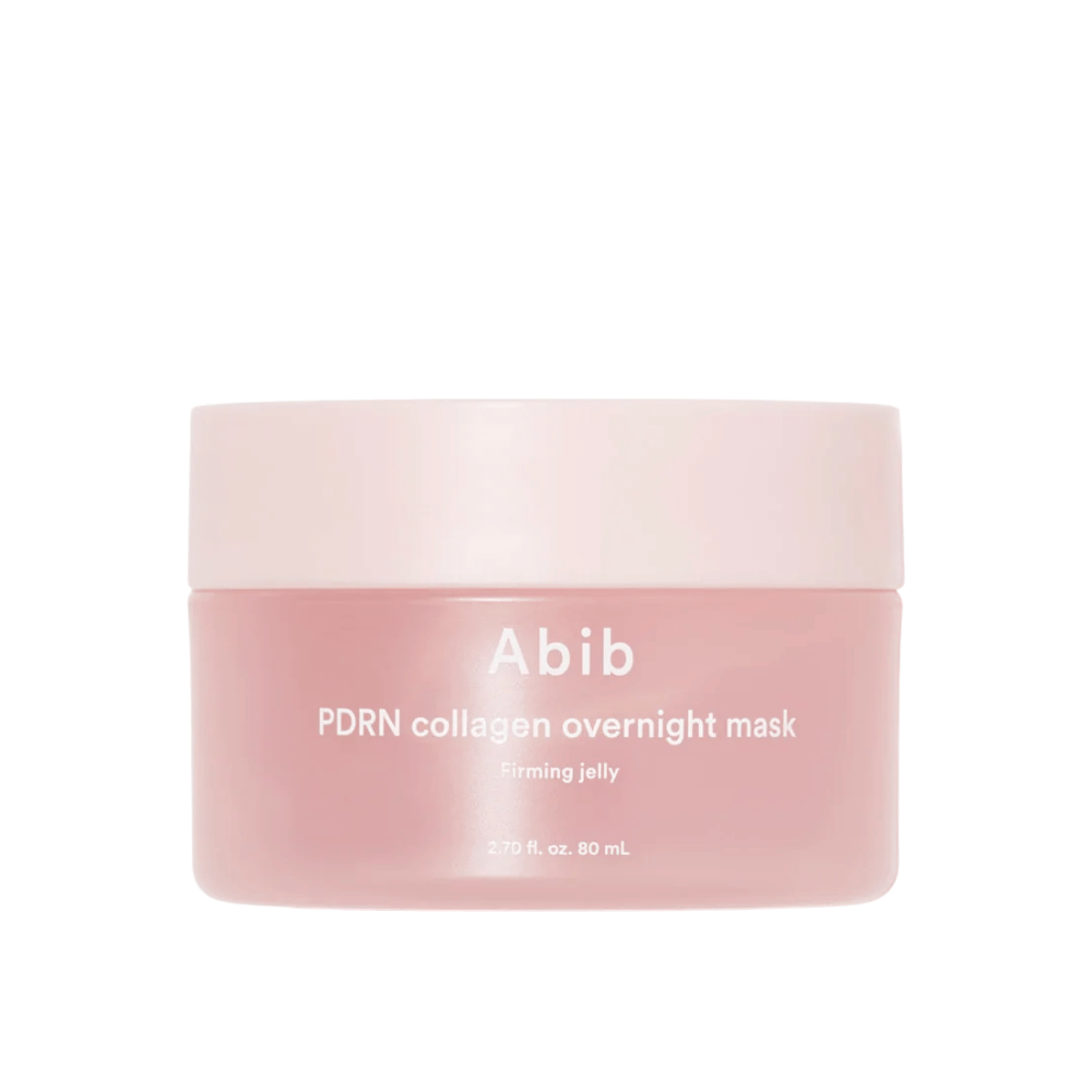 Minimalistický produktový obrázok Abib PDRN Collagen Overnight Mask v ružovom kelímku so zameraním na dizajn a názov produktu na svetlom pozadí.